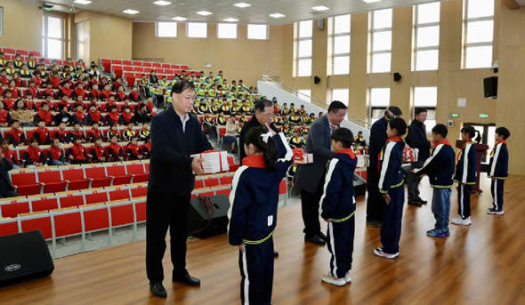 “情暖老区 齐鲁行动”送教育活动 走进烟台黄渤海新区潮水中心小学