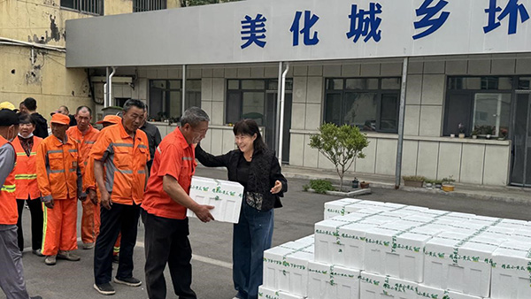 临沂市老促会慰问沂南县阳都环卫职工