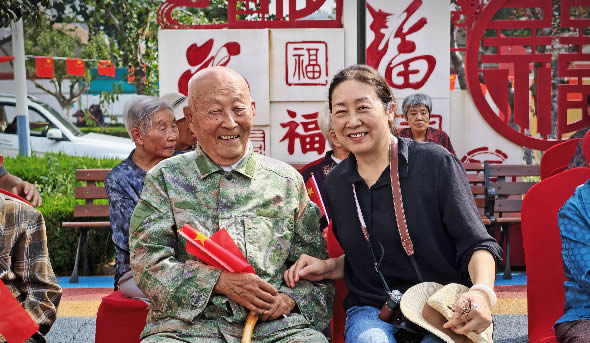 定格红色老战士：“我与天安门合张影”